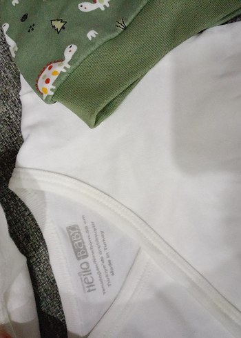 Yenidoğan Baskılı krem ve yeşil bebek önlüğü şapkası ve eldiveni - Görsel 3