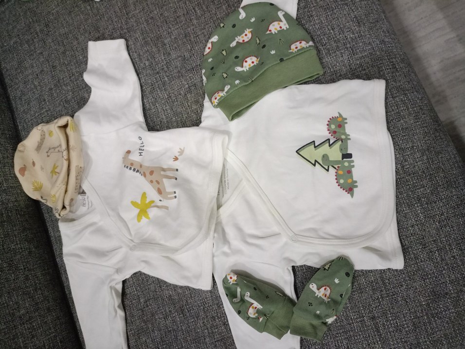 Yenidoğan Baskılı krem ve yeşil bebek önlüğü şapkası ve eldiveni - Görsel 2