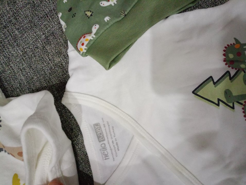 Yenidoğan Baskılı krem ve yeşil bebek önlüğü şapkası ve eldiveni - Görsel 3