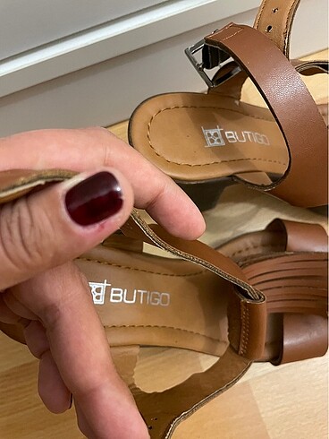 Butigo Taba kalın topuk sandalet