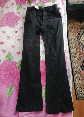 Yırtmaçlı kot pantolon