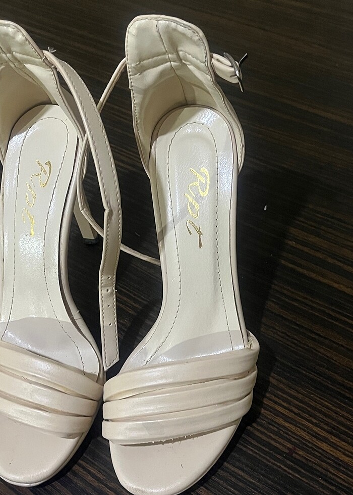 Ten rengi topuklu sandalet - Görsel 2