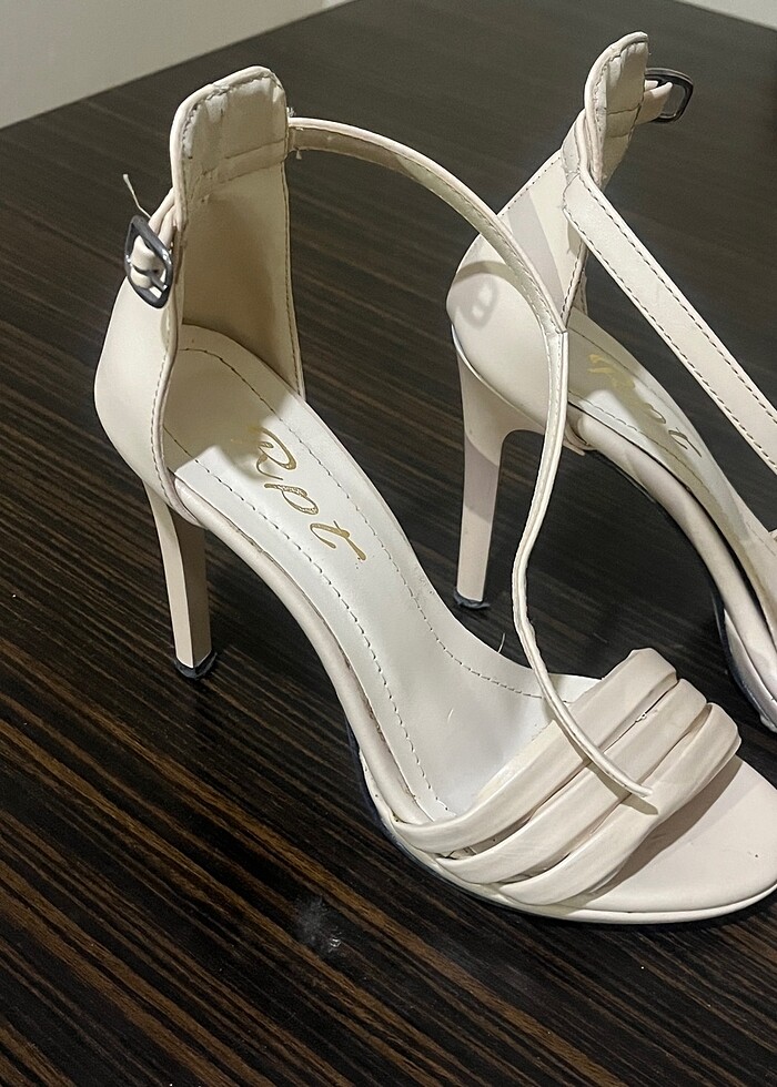 Ten rengi topuklu sandalet - Görsel 4