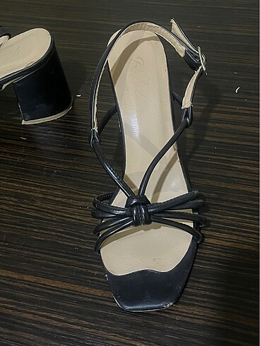 Siyah topuklu sandalet - Görsel 3