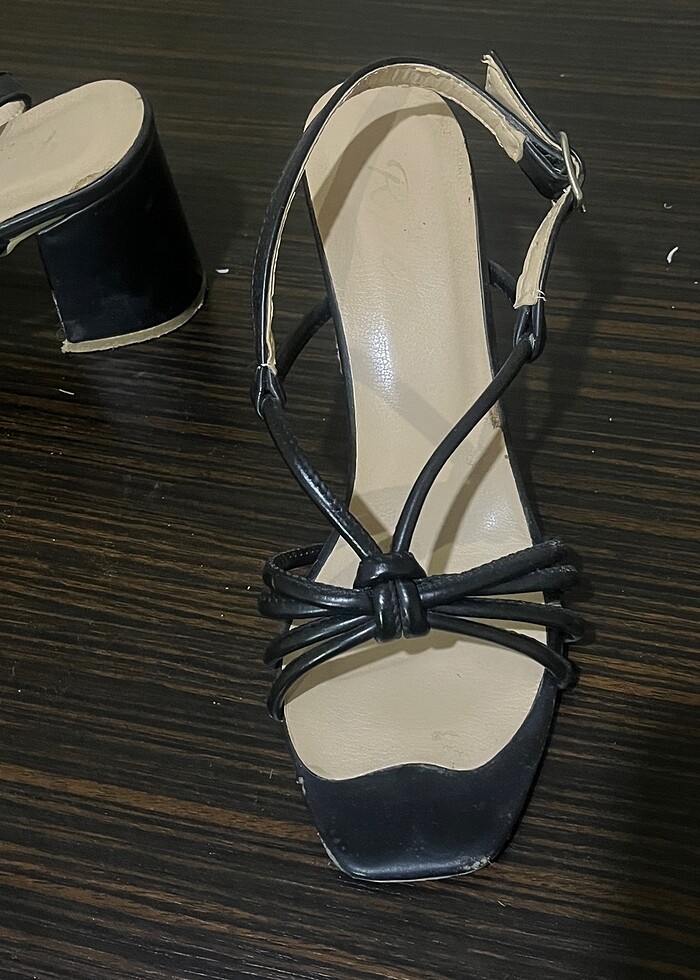 Siyah topuklu sandalet - Görsel 3