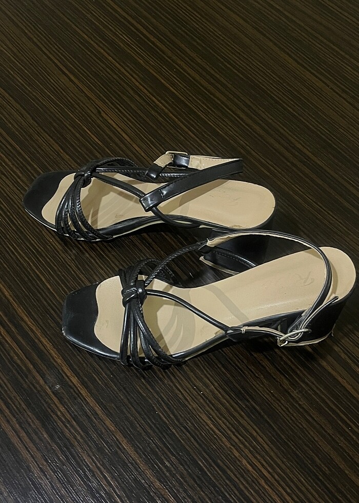 Siyah topuklu sandalet - Görsel 2