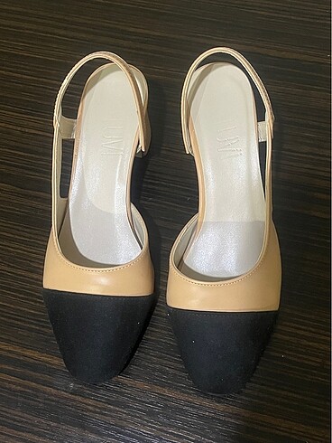 Siyah ve bej rengi topuklu ayakkabı - Görsel 2