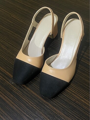 Siyah ve bej rengi topuklu ayakkabı - Görsel 3