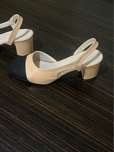 Siyah ve bej rengi topuklu ayakkabı - Görsel 5
