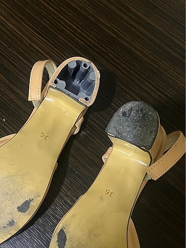 Siyah ve bej rengi topuklu ayakkabı - Görsel 6