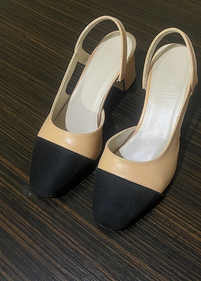 Siyah ve bej rengi topuklu ayakkabı - Görsel 3