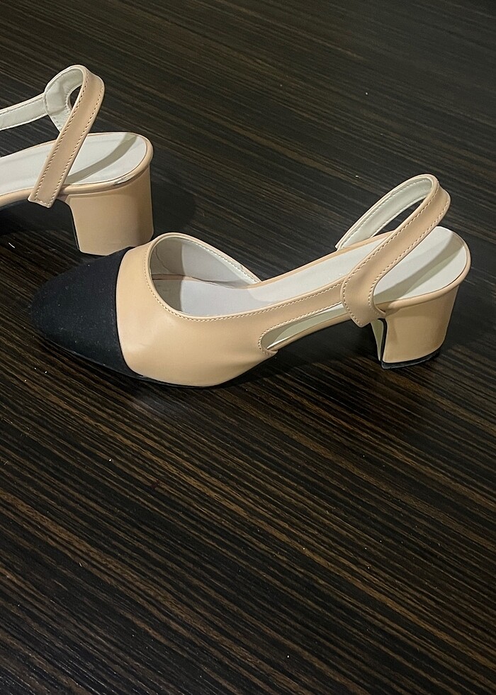 Siyah ve bej rengi topuklu ayakkabı - Görsel 5