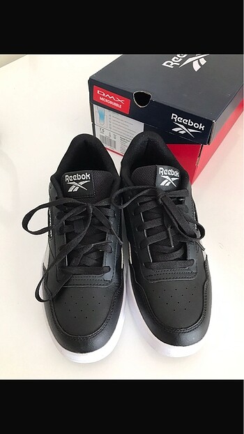 Reebok Orjinal Reebok ayakkabı. Bir kere kullanıldı Sıfırı şu an 2500