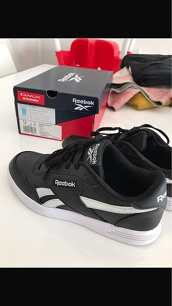 38 Beden Orjinal Reebok ayakkabı. Bir kere kullanıldı Sıfırı şu an 2500
