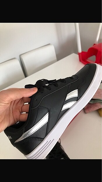 38 Beden siyah Renk Orjinal Reebok ayakkabı. Bir kere kullanıldı Sıfırı şu an 2500