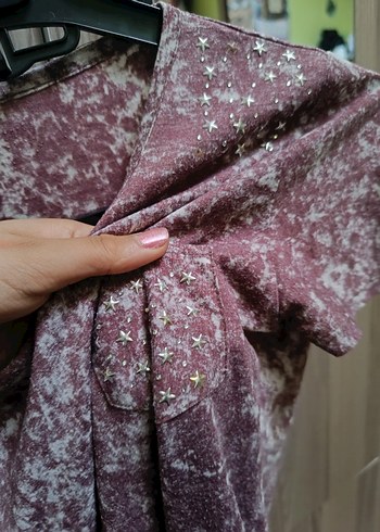 V Yaka Kısa Kollu Bordo Batik Tişört - Görsel 2