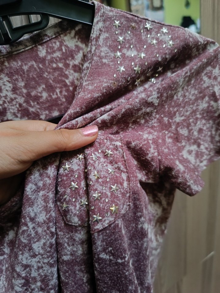 V Yaka Kısa Kollu Bordo Batik Tişört - Görsel 2