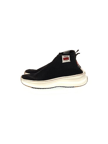 Zara Spor Ayakkabı %70 İndirimli.
