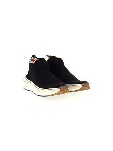 Zara Zara Spor Ayakkabı %70 İndirimli.