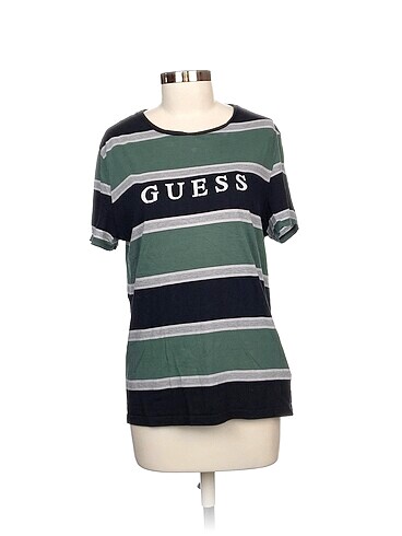 Guess T-shirt %70 İndirimli.