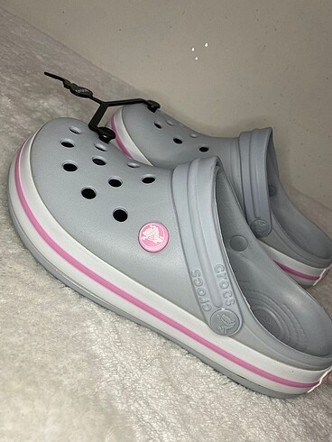 37 Crocs ilan