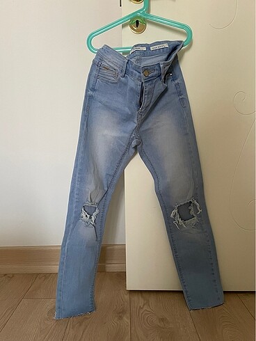 Stradivarius yırtık detaylı yüksek bel skinny pantolon