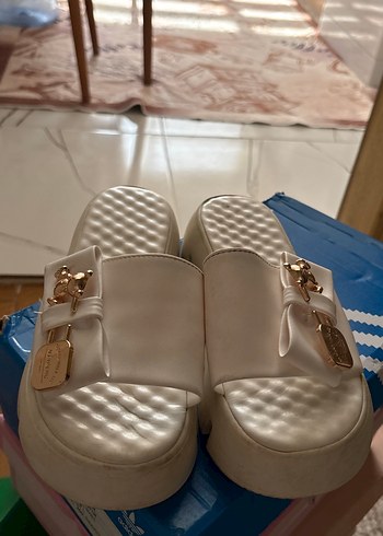 Tokalı Beyaz Platform Kadın Terlik - Görsel 2