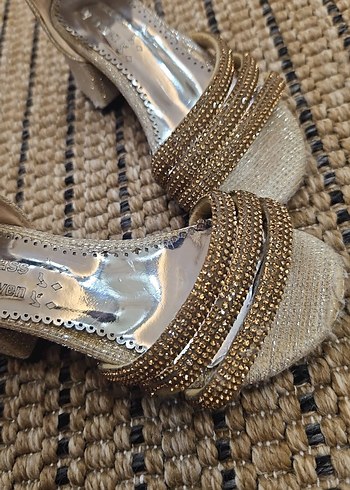 Boncuk Detaylı Bej Dolgu Topuklu Sandalet - Görsel 3