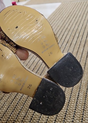 Boncuk Detaylı Bej Dolgu Topuklu Sandalet - Görsel 7