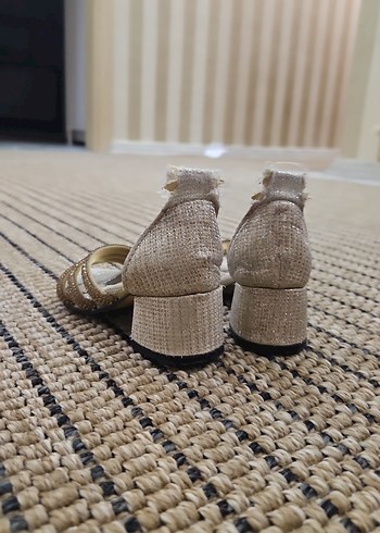 Boncuk Detaylı Bej Dolgu Topuklu Sandalet - Görsel 4