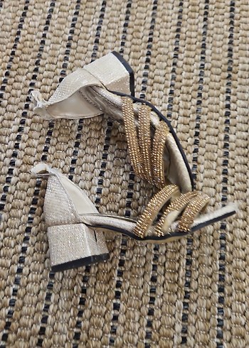 Boncuk Detaylı Bej Dolgu Topuklu Sandalet - Görsel 6