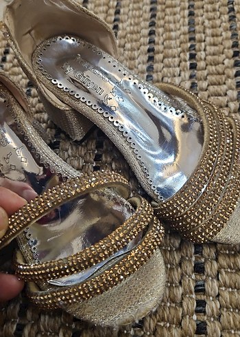 Boncuk Detaylı Bej Dolgu Topuklu Sandalet - Görsel 5