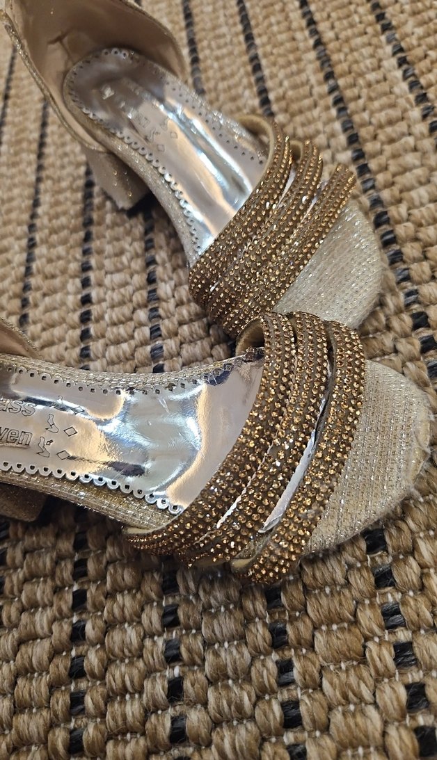 Boncuk Detaylı Bej Dolgu Topuklu Sandalet - Görsel 3