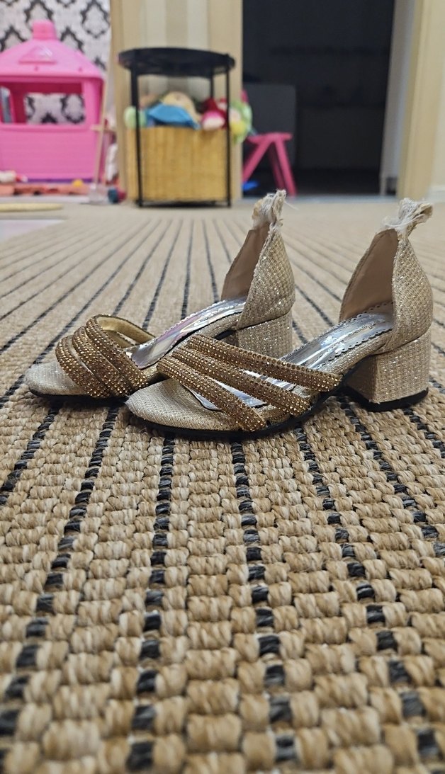 Boncuk Detaylı Bej Dolgu Topuklu Sandalet - Görsel 2