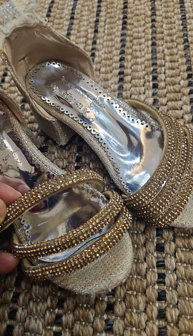 Boncuk Detaylı Bej Dolgu Topuklu Sandalet - Görsel 5