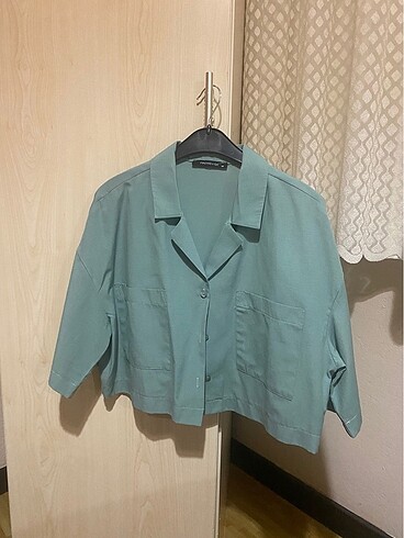 Trendyolmilla crop kısa kollu gömlek