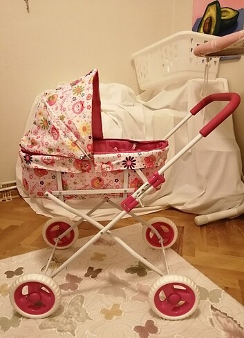 Oyuncak demir bebek arabası