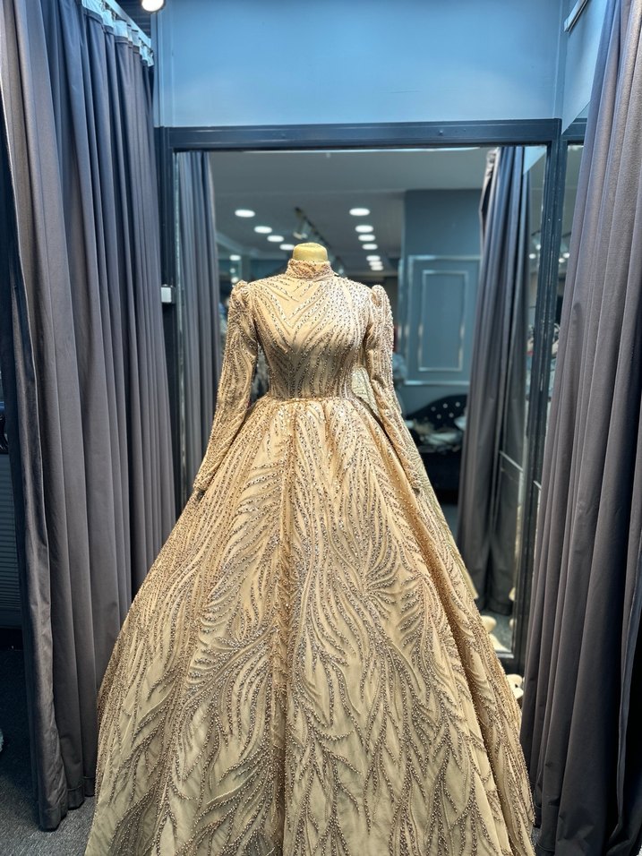 Uzun Kollu İşlemeli Bej Abiye Elbise - Görsel 5