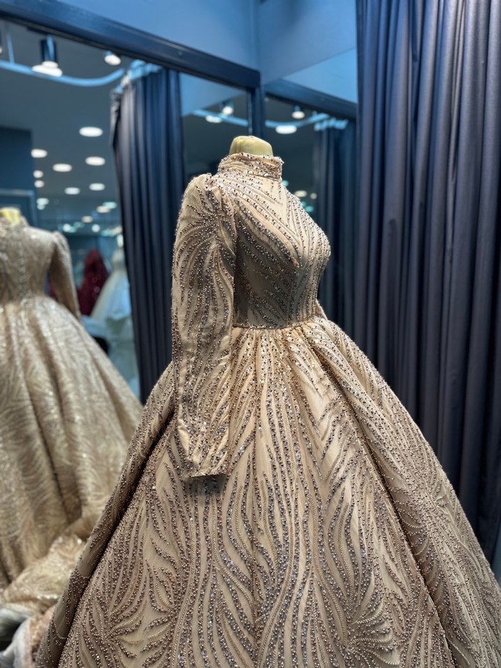 Uzun Kollu İşlemeli Bej Abiye Elbise - Görsel 2