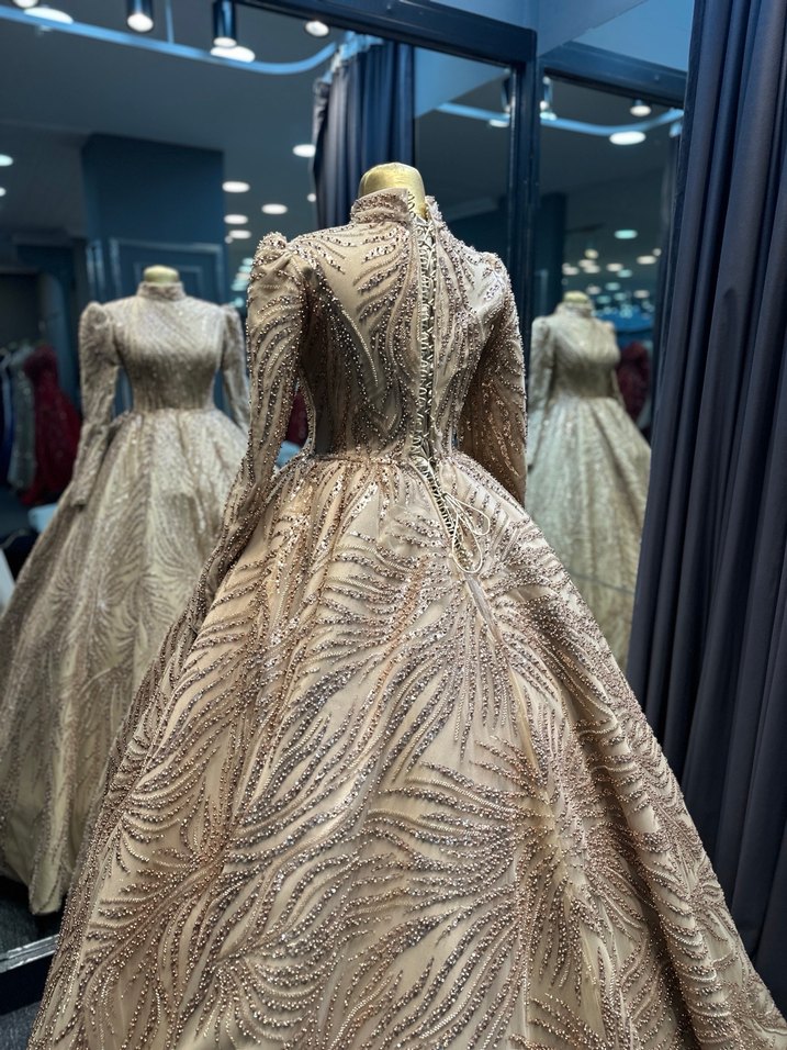 Uzun Kollu İşlemeli Bej Abiye Elbise - Görsel 4