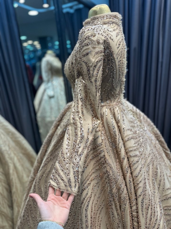 Uzun Kollu İşlemeli Bej Abiye Elbise - Görsel 3