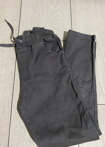 Gri okul pantolonu