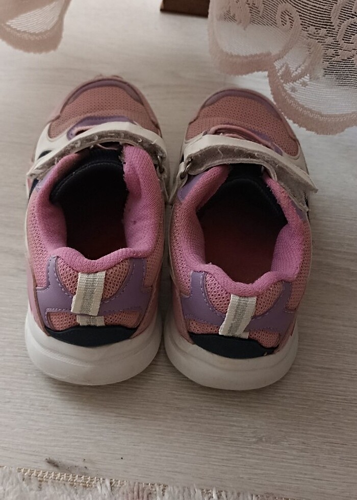 Temiz giyilmiş yırtıksız ayakkabı  - Görsel 2