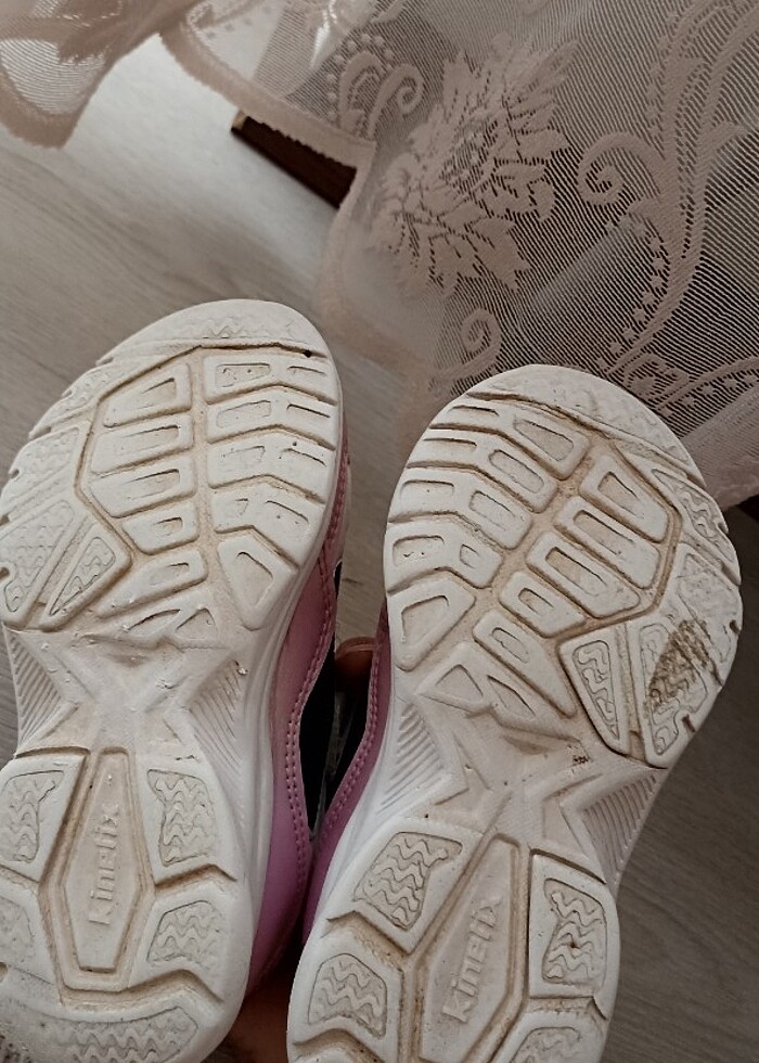 Temiz giyilmiş yırtıksız ayakkabı  - Görsel 4