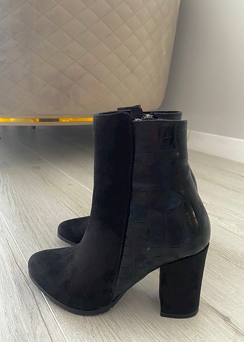 Siyah Yılan Desenli Süet Topuklu Bot - Görsel 3