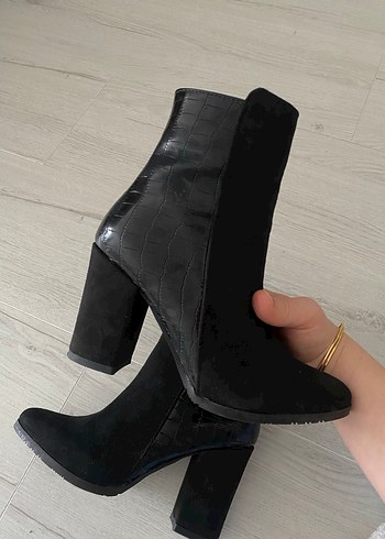 Siyah Yılan Desenli Süet Topuklu Bot - Görsel 4
