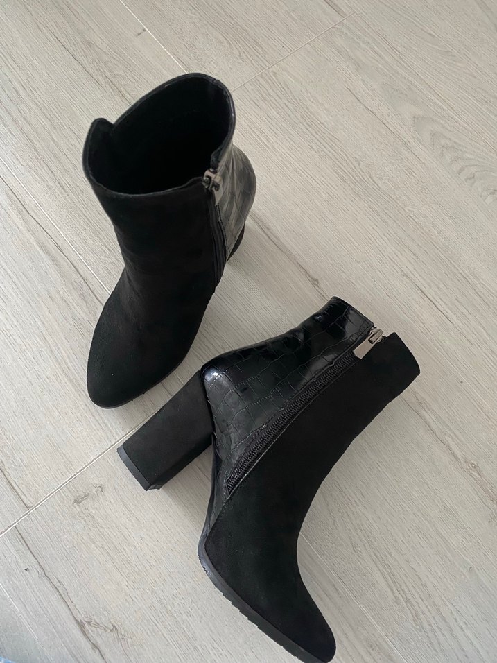 Siyah Yılan Desenli Süet Topuklu Bot - Görsel 2