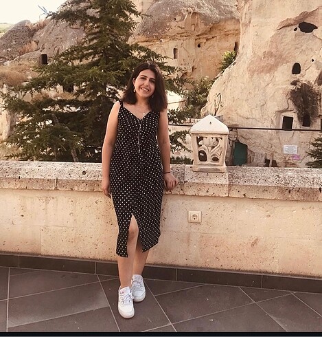 Puantiyeli uzun yırtmaçlı elbise