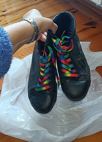 Siyah Bot  - Görsel 4