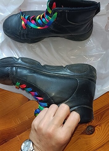 Siyah Bot  - Görsel 6